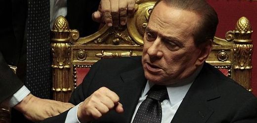 Berlusconi, mistr v politickém přežití, je ze svých věčných bojů unaven.