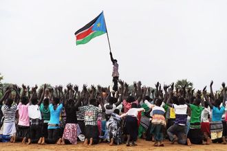 Vlajky Jižního Súdánu se vyrábějí, jak jinak v Africe, v čínských dílnách.