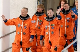 Loučení před odletem. Astronauti Doug Hurley, Sandy Magnusová, velitel Chris Ferguson a Rex Walheim (zleva).