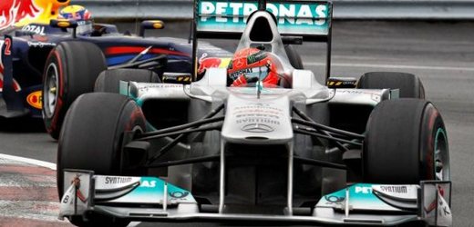 Michael Schumacher pilotuje svůj Mercedes.