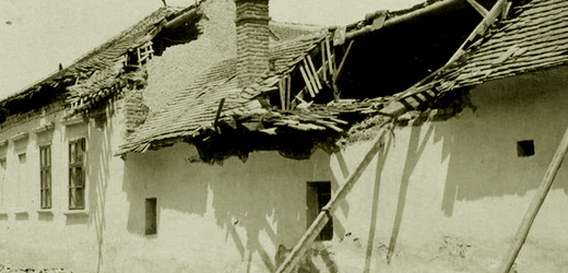 Zničené domy v Kecskemétu po zemětřesení, které ve městě uhodilo 8. července 1911.