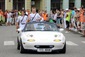 Mezi fanoušky ji na fulnecké náměstí přivezl šofér v bílém sportovním autě.