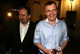 Neformální lídr Věcí veřejných Vít Bárta (vpravo) s předsedou strany Radkem Johnem.
