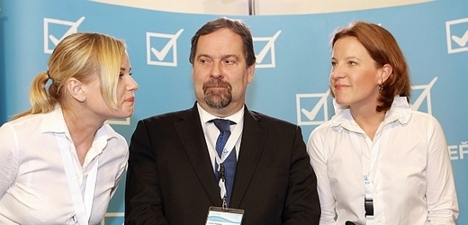 Předseda Věcí veřejných Radek John (uprostřed) s místopředsedkyněmi strany Kateřinou Klasnovou a Karolínou Peake (zleva).