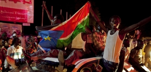Lidé v Jubě oslavují nezávislost Jižního Súdánu.