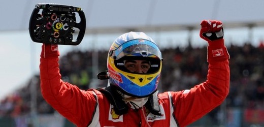 Nadšený Fernando Alonso v cíli okruhu v Silverstone.