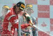 Po závodě se pak Alonso oddával oslavám.