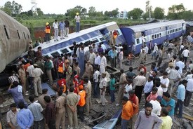 Indie zažila o víkendu ošklivé železniční nehody. Umírali i cizinci.