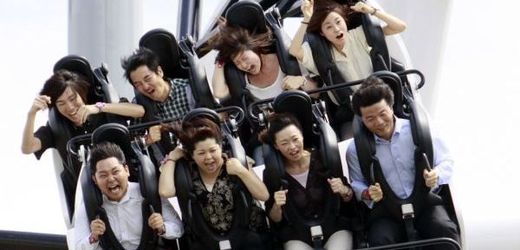 Japonští návštěvníci zábavního parku na adrenalinové atrakci. 