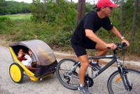Vozit děti na vozíku za kolem se nesmí ani na cyklostezkách (ilustrační foto).