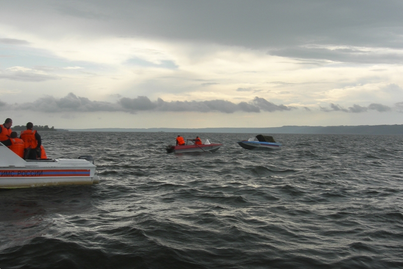 Po pohřešovaných pátrali záchranáři a potápěči (Foto: ČTK/AP).