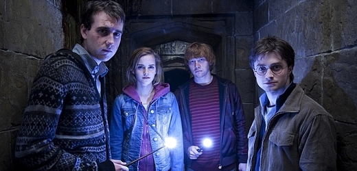 Trojice hlavních hrdinů s Nevillem, který se v posledním díle dvakrát vyznamená.