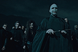 Lord Voldemort a jeho kohorta před finálním zúčtováním.