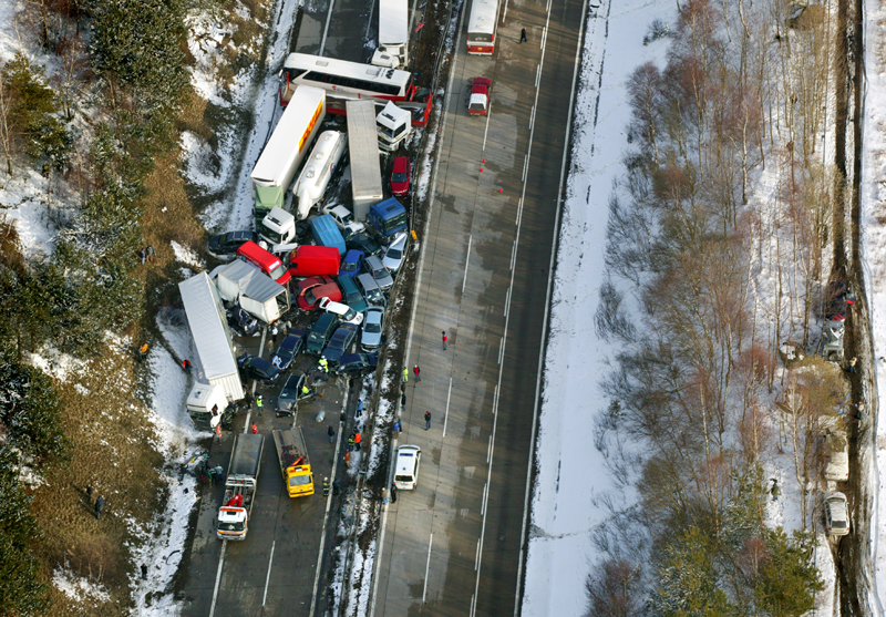 Při hromadné havárii na D1 na konci března roku 2008 se srazilo více než sto aut. (Foto: archiv)