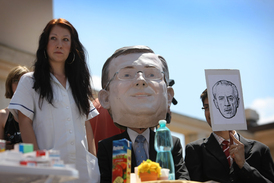 Na happeningu se objevila i maketa hlavy premiéra Petra Nečase.