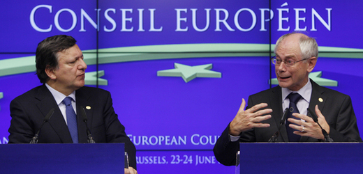 Herman Van Rompuy (vpravo) a José Manuel Barroso na summitu EU v červnu. 