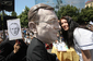 Zdravotní sestřička se nechala vyfotografovat s maketou hlavy premiéra Petra Nečase. (Foto: Karel Šanda)