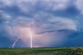Blesky má na svědomí bouřkový mrak kumulonimbus, který tvarem připomíná kovadlinu. Blesky má na svědomí bouřkový mrak kumulonimbus, který tvarem připomíná kovadlinu.