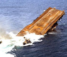 USS Oriskany se roku 2006 stala umělým útesem.