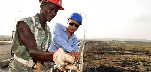Čínští stavebníci dobývají svět - na snímku most v Mali.