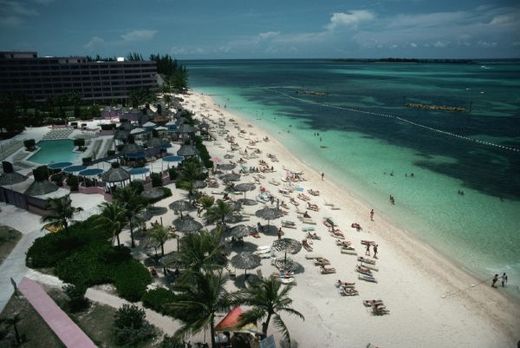 Pláž Cable Beach v Nassau.