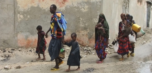 Tisíce hladových Somálců opouštějí zemi, potřebují pomoc.