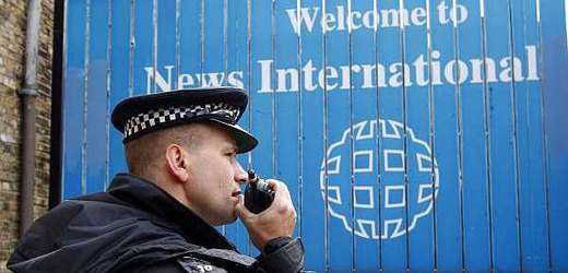 Policista hlídkující před londýnským ústředím News International.