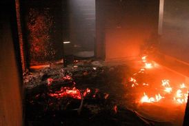 Některé domy podle HRW lehly popelem po odchodu Kaddáfího vojsk.