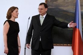 Premiér Petr Nečas (ODS) a místopředsedkyně vlády Karolína Peake (VV).