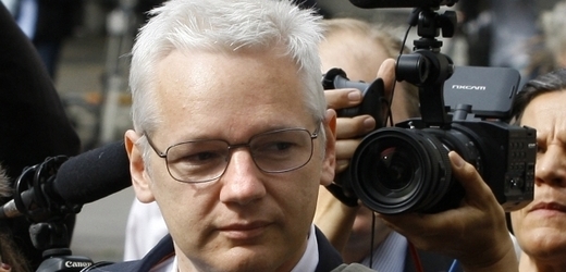 Julian Assange odolává náporu novinářů před soudem v Londýně.
