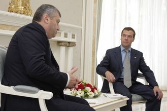 Kokojty (vlevo) s prezidentrem Medveděvem. V Moskvě je jihoosetský "místodržící" pečený vařený.