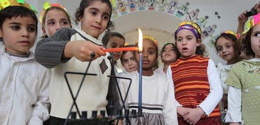Chanuka a děti v izraelské mateřské škole.