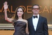 Krásný pár v luxusních šatech a obleku oslnil fanoušky filmového festivalu v Cannes letos v květnu.