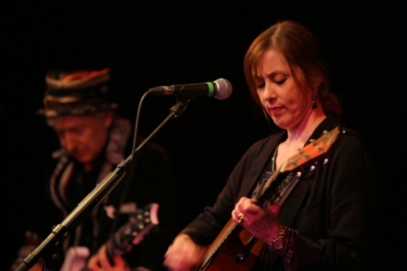 Suzanne Vega na turné vyrazila tentokrát bez doprovodné kapely, doprovází ji jen kytarista Gerry Leonard.