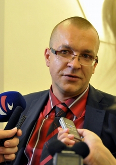 Jaroslav Škárka už se před imunitní výbor dostavil.