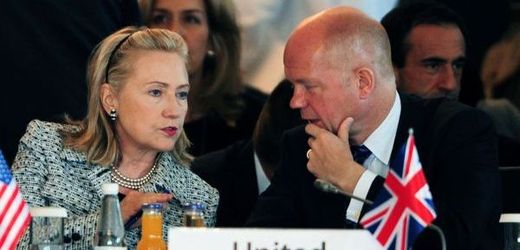 Hillary Clintonová na setkání oznámila, že Washington uznal rebelskou vládu namísto Kaddáfího.