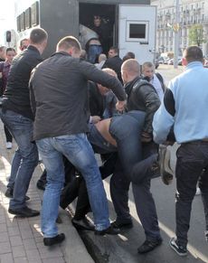 V Bělorusku se rozmohly tiché protesty, organizované po internetu. Policie odpovídá razantně.