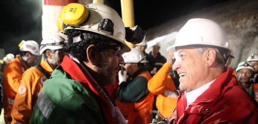 Chilský prezident (vpravo) s jedním ze zachráněných horníků.