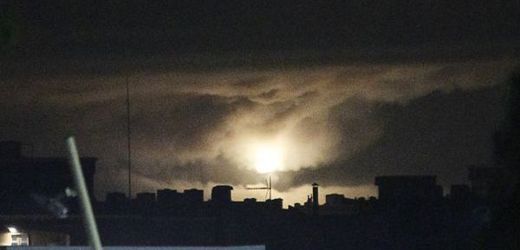 Oblohu nad Tripolisem v noci rozzářilo několik výbuchů.