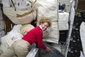 Členka posádky Sandy Mangusová pózuje s dovezenými zásobami (foto: ČTK/AP).