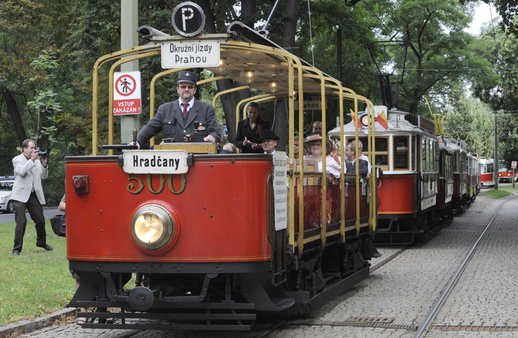 Kolonu vedly historické vozy v čele s otevřenou tramvají, která vyjíždí jen při mimořádných příležitostech.