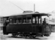 První český uzavřený tramvajový motorový vůz vyrobili v roce 1894 v Ringhofferově továrně. Sloužil pro letenskou elektrickou dráhu, avšak tento snímek byl pořízen až někdy po roce 1896 v Libni. 