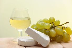 K vinobraní patří i lokální sýry a pochutiny. 