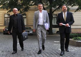 Kamil Jankovský, Vít Bárta a Radek John (zleva) míří na setkání K9.
