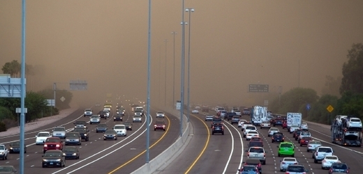 Písek zastavil dopravu na silnicích i na letišti.