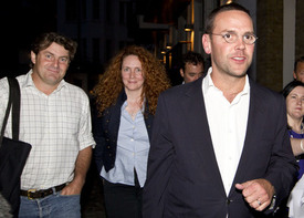Rebekah Brooksová a její manžel Charlie Brooks (vlevo), který v případě již také figuruje. Vpravo James Murdoch.