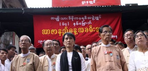 Mezi státem oslavovanými mučedníky je i otec světoznámé disidentky. Su Ťij na snímku s kolegy z Národní ligy pro demokracii.