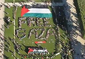 Pod Eiffelovou věží se shromáždili zastánci Gazy.