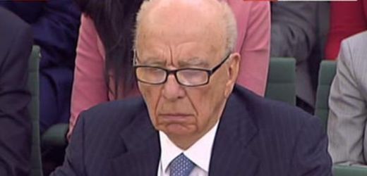 Rupert Murdoch při výsleších v britském parlamentu.