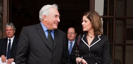 Před DSK si žádná nemohla být jistá. Na snímku s peruánskou ministryní financí, Mercedes Araozovou.